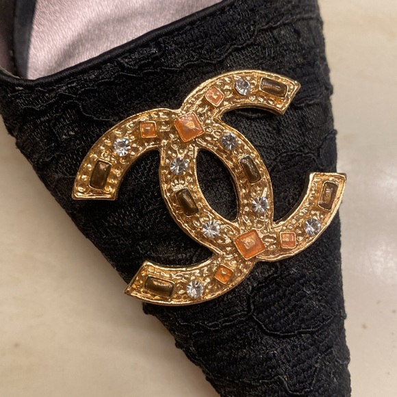 CHANEL SIZE 38C black lace sling back heels CC gold medallion vintage - Picture 3 of 9